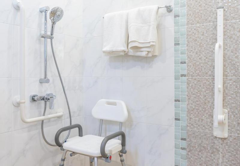 Chaise ou tabouret, quel si&egrave;ge de douche choisir pour s&eacute;curiser la toilette &agrave; Saint-Quentin ?