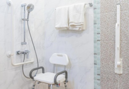 Chaise ou tabouret, quel si&egrave;ge de douche choisir pour s&eacute;curiser la toilette &agrave; Saint-Quentin ?